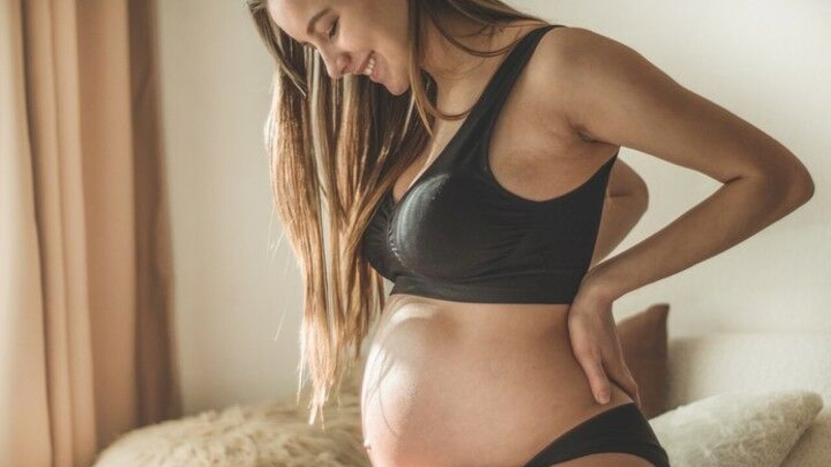 Tjej gravid i vecka 31