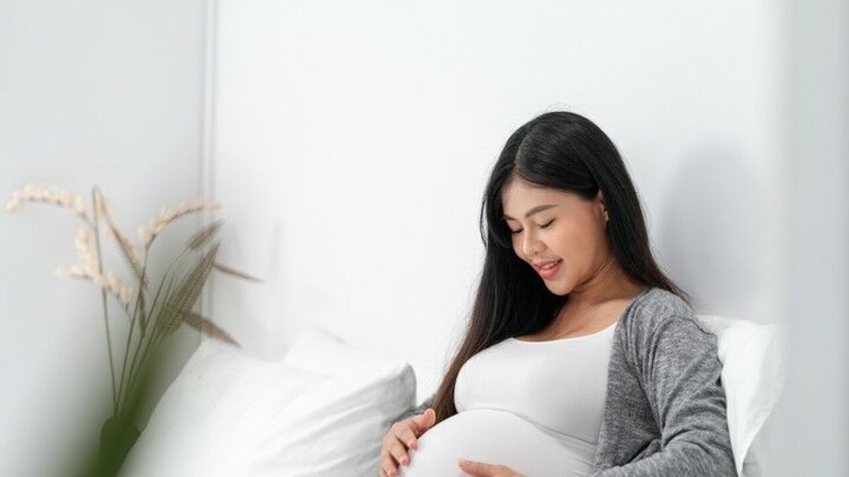 Gravid kvinna i soffan